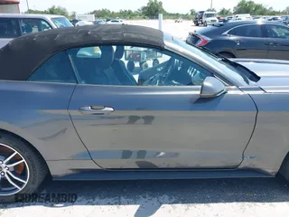 2016 Ford Mustang EcoBoost Premium z VIN 1FATP8UHXG5299412, wystawiony jako IAAI lot #42202822 z przebiegiem 121 693 mil mil oraz . Historia ofert i sprzedaży dostępna na DreamBid. Obrazek 14.