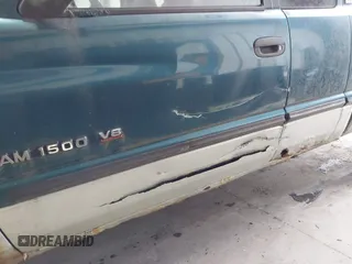 1998 Dodge 1500 z VIN 3B7HF13Z1WG234475, wystawiony jako IAAI lot #41523893 z przebiegiem 195 646 mil mil oraz . Historia ofert i sprzedaży dostępna na DreamBid. Obrazek 6.