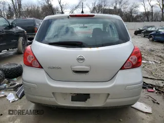 2007 Nissan Versa SL z VIN 3N1BC13E07L376632, wystawiony jako Copart lot #59384975 z przebiegiem Nie podano mil oraz Nie do naprawy • Non repairable. Historia ofert i sprzedaży dostępna na DreamBid. Obrazek 6.