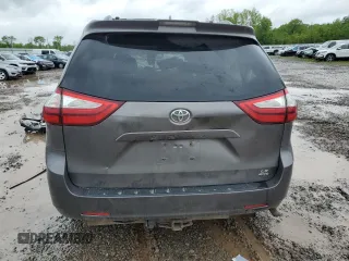 2018 Toyota Sienna LE z VIN 5TDJZ3DC6JS199103, wystawiony jako Copart lot #57821175 z przebiegiem Nie podano mil oraz Szkoda całkowita • Salvage title. Historia ofert i sprzedaży dostępna na DreamBid. Obrazek 6.