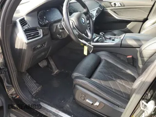 2023 BMW X5 xDrive45e z VIN 5UXTA6C03P9P26996, wystawiony jako Copart lot #53747565 z przebiegiem 52 599 mil mil oraz Szkoda całkowita • Salvage title. Historia ofert i sprzedaży dostępna na DreamBid. Obrazek 7.