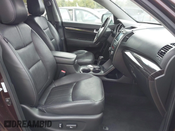 2013 Kia Sorento SX z VIN 5XYKW4A2XDG311577, wystawiony jako IAAI lot #42210698 z przebiegiem 152 599 mil mil oraz . Historia ofert i sprzedaży dostępna na DreamBid. Obrazek 5.