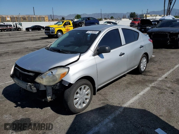 2013 Nissan Versa S Plus z VIN 3N1CN7AP2DL856494, wystawiony jako Copart lot #47130355 z przebiegiem 141 879 mil mil oraz Szkoda całkowita • Salvage title. Historia ofert i sprzedaży dostępna na DreamBid. Obrazek 1.