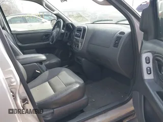 2003 Ford Escape XLT Popular 2 with VIN 1FMYU93163KC74842, listed as a IAAI auction lot 41828112 with 171,988 mi miles. Bid and sale history available at carsss.com. Image 5.
