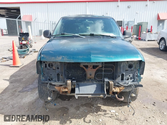 1998 Chevrolet Blazer LS z VIN 1GNDT13W7W2219654, wystawiony jako IAAI lot #42275733 z przebiegiem 150 384 mil mil oraz . Historia ofert i sprzedaży dostępna na DreamBid. Obrazek 13.