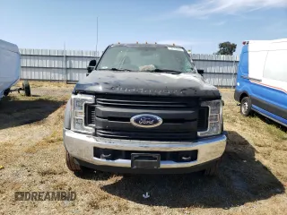 2017 Ford F-550 XL z VIN 1FDUF5GT4HEE34042, wystawiony jako Copart lot #59163265 z przebiegiem Nie podano mil oraz Tytuł czysty. Historia ofert i sprzedaży dostępna na DreamBid. Obrazek 5.