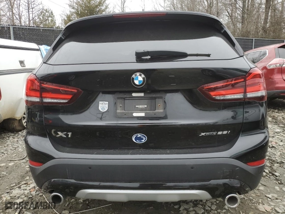 2022 BMW X1 xDrive28i with VIN WBXJG9C02N5V02098, listed as a Copart auction lot 43597365 with 33,590 mi miles and Salvage Title. Bid and sale history available at carsss.com. Image 6.