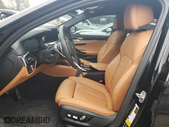 2021 BMW 5 Series M550i xDrive z VIN WBA13BK0XMCF46927, wystawiony jako Copart lot #72636684 z przebiegiem 31 044 mil mil oraz Czysty tytuł • Clean title. Historia ofert i sprzedaży dostępna na DreamBid. Obrazek 7.