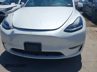 2022 Tesla Model Y Long Range z VIN 7SAYGDEE3NF426481, wystawiony jako IAAI lot #42076729 z przebiegiem 21 648 mil mil oraz . Historia ofert i sprzedaży dostępna na DreamBid. Obrazek 19.