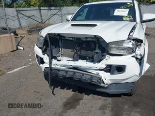 2017 Toyota Tacoma SR5 z VIN 3TMCZ5AN7HM065835, wystawiony jako IAAI lot #40250247 z przebiegiem 221 022 mil mil oraz . Historia ofert i sprzedaży dostępna na DreamBid. Obrazek 6.