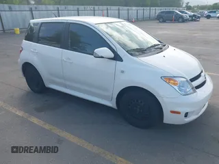 2006 Scion xA z VIN JTKKT624260133590, wystawiony jako IAAI lot #42257782 z przebiegiem 141 170 mil mil oraz . Historia ofert i sprzedaży dostępna na DreamBid. Obrazek 1.