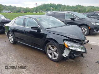 2013 Volkswagen Passat SE z VIN 1VWBP7A33DC024221, wystawiony jako IAAI lot #42156049 z przebiegiem 143 133 mil mil oraz . Historia ofert i sprzedaży dostępna na DreamBid. Obrazek 1.