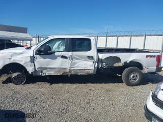 2019 Ford Super Duty F-250 SRW XL with VIN 1FT7W2BT6KEC91075, listed as a IAAI auction lot 40992258 with 218,149 mi miles. Bid and sale history available at carsss.com. Image 14.