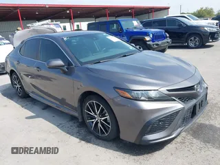 2021 Toyota Camry SE Nightshade with VIN 4T1G11AK3MU457011, listed as a IAAI auction lot 41952841 with 33,032 mi miles. Bid and sale history available at carsss.com. Image 1.