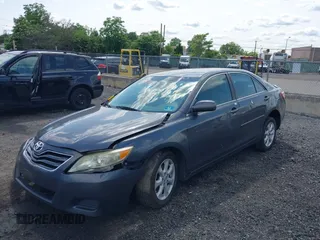 2011 Toyota Camry LE z VIN 4T1BF3EK6BU684661, wystawiony jako IAAI lot #42384005 z przebiegiem 303 241 mil mil oraz . Historia ofert i sprzedaży dostępna na DreamBid. Obrazek 2.