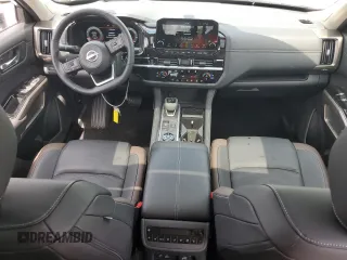 2025 Nissan Pathfinder Platinum z VIN 5N1DR3DJ6SC213429, wystawiony jako Copart lot #54930835 z przebiegiem 2358 mil mil oraz Szkody całkowita. Historia ofert i sprzedaży dostępna na DreamBid. Obrazek 8.