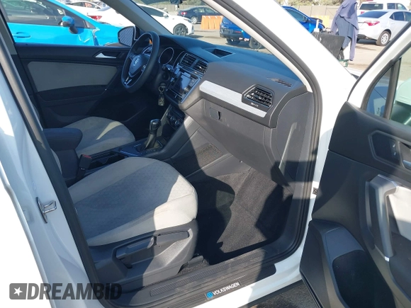 2020 Volkswagen Tiguan S z VIN 3VV1B7AX4LM098567, wystawiony jako IAAI lot #41504191 z przebiegiem 106 012 mil mil oraz . Historia ofert i sprzedaży dostępna na DreamBid. Obrazek 5.