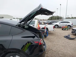 2023 Tesla Model Y Long Range z VIN 7SAYGDEEXPA181114, wystawiony jako IAAI lot #41564617 z przebiegiem 64 990 mil mil oraz . Historia ofert i sprzedaży dostępna na DreamBid. Obrazek 20.