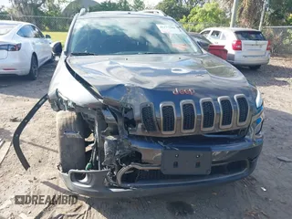 2017 Jeep Cherokee Latitude z VIN 1C4PJMCB6HW556953, wystawiony jako IAAI lot #41177500 z przebiegiem 188 878 mil mil oraz . Historia ofert i sprzedaży dostępna na DreamBid. Obrazek 12.