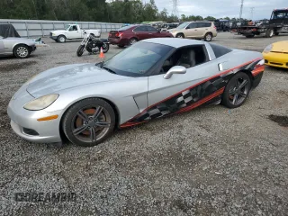 2009 Chevrolet Corvette 3LT z VIN 1G1YY26W095106492, wystawiony jako Copart lot #81688354 z przebiegiem Nie podano mil oraz Czysty tytuł • Clean title. Historia ofert i sprzedaży dostępna na DreamBid. Obrazek 1.