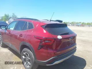 2025 Chevrolet Trax LT z VIN KL77LHEP0SC028907, wystawiony jako IAAI lot #42219544 z przebiegiem 4 916 mil mil oraz . Historia ofert i sprzedaży dostępna na DreamBid. Obrazek 3.