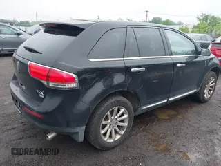 2011 Lincoln MKX z VIN 2LMDJ8JK5BBJ33898, wystawiony jako IAAI lot #42273243 z przebiegiem 199 864 mil mil oraz . Historia ofert i sprzedaży dostępna na DreamBid. Obrazek 4.