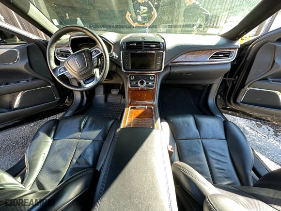 2017 Lincoln Continental Livery with VIN 1LN6L9UK9H5617828, listed as a Copart auction lot 81454764 with 236,983 mi miles and Clean Title. Bid and sale history available at carsss.com. Image 9.