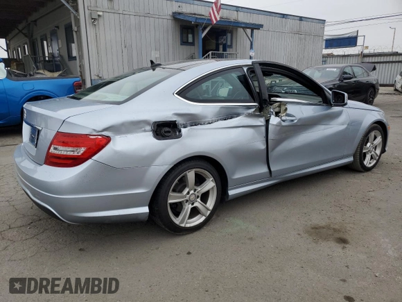 2013 Mercedes-Benz C 250 z VIN WDDGJ4HB8DG000369, wystawiony jako Copart lot #59053675 z przebiegiem 89 217 mil mil oraz Szkoda całkowita • Salvage title. Historia ofert i sprzedaży dostępna na DreamBid. Obrazek 3.