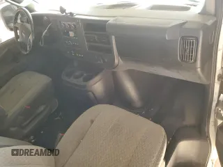 2017 GMC Savana Cargo z VIN 1GTW7AFF3H1297844, wystawiony jako Copart lot #56349845 z przebiegiem 241 498 mil mil oraz Tytuł czysty. Historia ofert i sprzedaży dostępna na DreamBid. Obrazek 8.