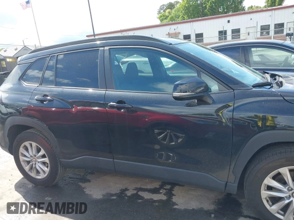 2022 Toyota Corolla Cross LE z VIN 7MUCAAAG8NV037030, wystawiony jako IAAI lot #42014483 z przebiegiem 39 146 mil mil oraz . Historia ofert i sprzedaży dostępna na DreamBid. Obrazek 13.