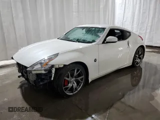 2016 Nissan 370Z Sport z VIN JN1AZ4EH6GM933617, wystawiony jako Copart lot #82857144 z przebiegiem 99 999 mil mil oraz Tytuł czysty. Historia ofert i sprzedaży dostępna na DreamBid. Obrazek 1.