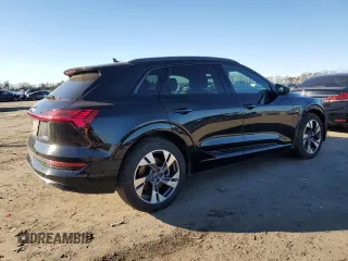 2022 Audi e-tron Premium z VIN WA1AAAGE3NB030477, wystawiony jako Copart lot #45118825 z przebiegiem 59 393 mil mil oraz Szkody całkowita. Historia ofert i sprzedaży dostępna na DreamBid. Obrazek 3.
