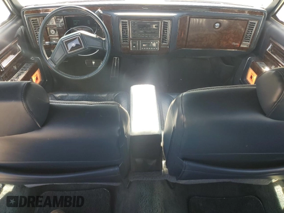 1992 Cadillac Brougham z VIN 1G6DW5474NR713140, wystawiony jako Copart lot #76990784 z przebiegiem 63 153 mil mil oraz Czysty tytuł • Clean title. Historia ofert i sprzedaży dostępna na DreamBid. Obrazek 8.