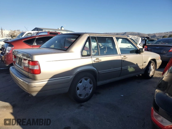 1995 Volvo 960 z VIN YV1KS9610S1074212, wystawiony jako Copart lot #42237655 z przebiegiem 102 627 mil mil oraz Tytuł czysty. Historia ofert i sprzedaży dostępna na DreamBid. Obrazek 3.