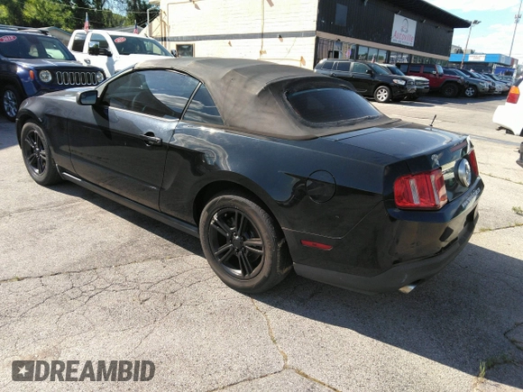 2012 Ford Mustang V6 z VIN 1ZVBP8EM2C5273329, wystawiony jako IAAI lot #42357858 z przebiegiem 168 728 mil mil oraz . Historia ofert i sprzedaży dostępna na DreamBid. Obrazek 3.