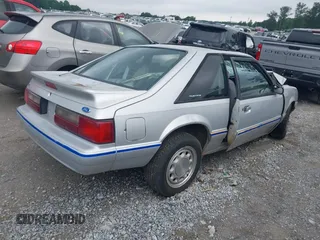 1993 Ford Mustang z VIN 1FACP41M1PF132473, wystawiony jako IAAI lot #42266009 z przebiegiem 53 777 mil mil oraz . Historia ofert i sprzedaży dostępna na DreamBid. Obrazek 4.