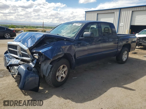 2006 Dodge Dakota SLT z VIN 1D7HW48K26S704816, wystawiony jako Copart lot #56071985 z przebiegiem 105 189 mil mil oraz Szkoda całkowita • Salvage title. Historia ofert i sprzedaży dostępna na DreamBid. Obrazek 1.