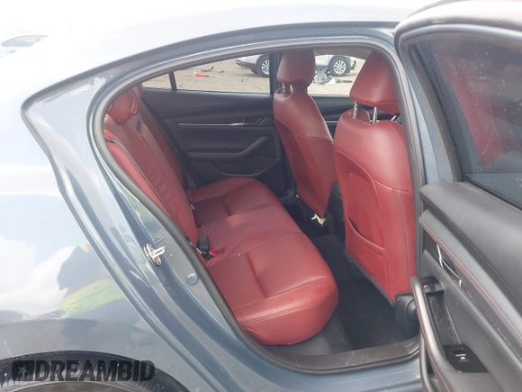 2022 Mazda 3 Carbon Edition z VIN 3MZBPACL7NM313242, wystawiony jako IAAI lot #42095279 z przebiegiem 30 787 mil mil oraz . Historia ofert i sprzedaży dostępna na DreamBid. Obrazek 8.