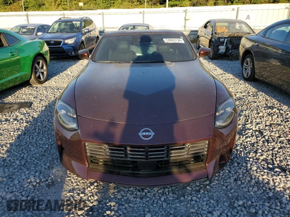2023 Nissan Z Performance z VIN JN1BZ4BH8PM311058, wystawiony jako Copart lot #74943134 z przebiegiem 26 419 mil mil oraz Czysty tytuł • Clean title. Historia ofert i sprzedaży dostępna na DreamBid. Obrazek 5.