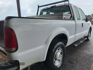 2005 Ford F-250 XL z VIN 1FTNX20585EB69766, wystawiony jako IAAI lot #42469690 z przebiegiem 151 197 mil mil oraz . Historia ofert i sprzedaży dostępna na DreamBid. Obrazek 17.