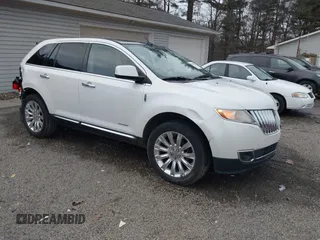 2011 Lincoln MKX with VIN 2LMDJ8JK0BBJ08813, listed as a IAAI auction lot 40978551 with 184,382 mi miles. Bid and sale history available at carsss.com. Image 1.