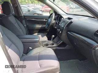 2012 Kia Sorento LX z VIN 5XYKT4A15CG256924, wystawiony jako IAAI lot #42483108 z przebiegiem 208 525 mil mil oraz . Historia ofert i sprzedaży dostępna na DreamBid. Obrazek 5.