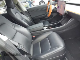 2018 Tesla Model 3 Long Range Battery z VIN 5YJ3E1EA2JF156808, wystawiony jako IAAI lot #42160829 z przebiegiem 106 258 mil mil oraz . Historia ofert i sprzedaży dostępna na DreamBid. Obrazek 5.