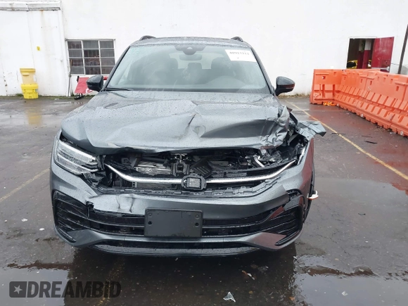2024 Volkswagen Tiguan SE R-Line Black with VIN 3VV8B7AX8RM141105, listed as a IAAI auction lot 40923212 with 2,698 mi miles and . Bid and sale history available at DreamBid. Image 6.
