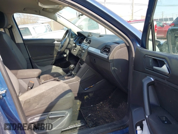 2018 Volkswagen Tiguan S with VIN 3VV1B7AX6JM108786, listed as a IAAI auction lot 41708099 with 162,289 mi miles and . Bid and sale history available at DreamBid. Image 5.