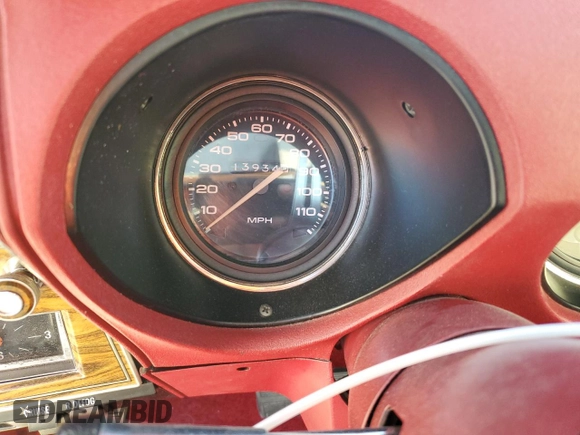 1975 Oldsmobile Cutlass z VIN 3J57T5M323248, wystawiony jako Copart lot #80526124 z przebiegiem 13 934 mil mil oraz Szkody całkowita. Historia ofert i sprzedaży dostępna na DreamBid. Obrazek 9.