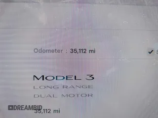 2018 Tesla Model 3 Long Range Battery z VIN 5YJ3E1EB0JF064945, wystawiony jako IAAI lot #42198286 z przebiegiem 35 112 mil mil oraz . Historia ofert i sprzedaży dostępna na DreamBid. Obrazek 16.