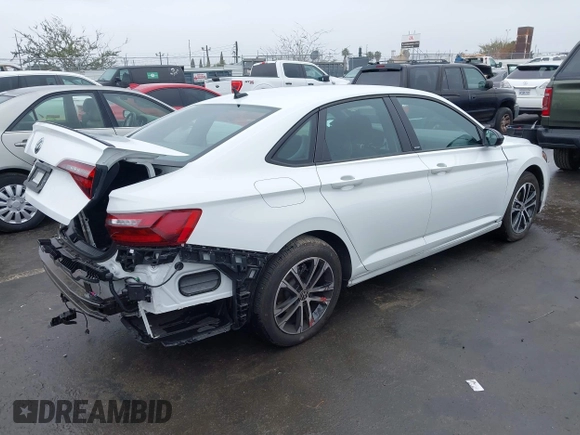 2024 Volkswagen Jetta Sport z VIN 3VWBM7BU9RM070948, wystawiony jako IAAI lot #41897872 z przebiegiem 7 521 mil mil oraz . Historia ofert i sprzedaży dostępna na DreamBid. Obrazek 4.