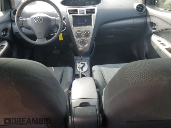 2009 Toyota Yaris z VIN JTDBT903394052663, wystawiony jako Copart lot #54700835 z przebiegiem 110 459 mil mil oraz Szkody całkowita. Historia ofert i sprzedaży dostępna na DreamBid. Obrazek 8.