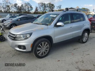 2013 Volkswagen Tiguan SE z VIN WVGBV7AX4DW514690, wystawiony jako Copart lot #78695864 z przebiegiem 97 688 mil mil oraz Szkoda całkowita • Salvage title. Historia ofert i sprzedaży dostępna na DreamBid. Obrazek 1.